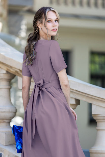 Pflaumenfarbenes langes Maxikleid mit Falten