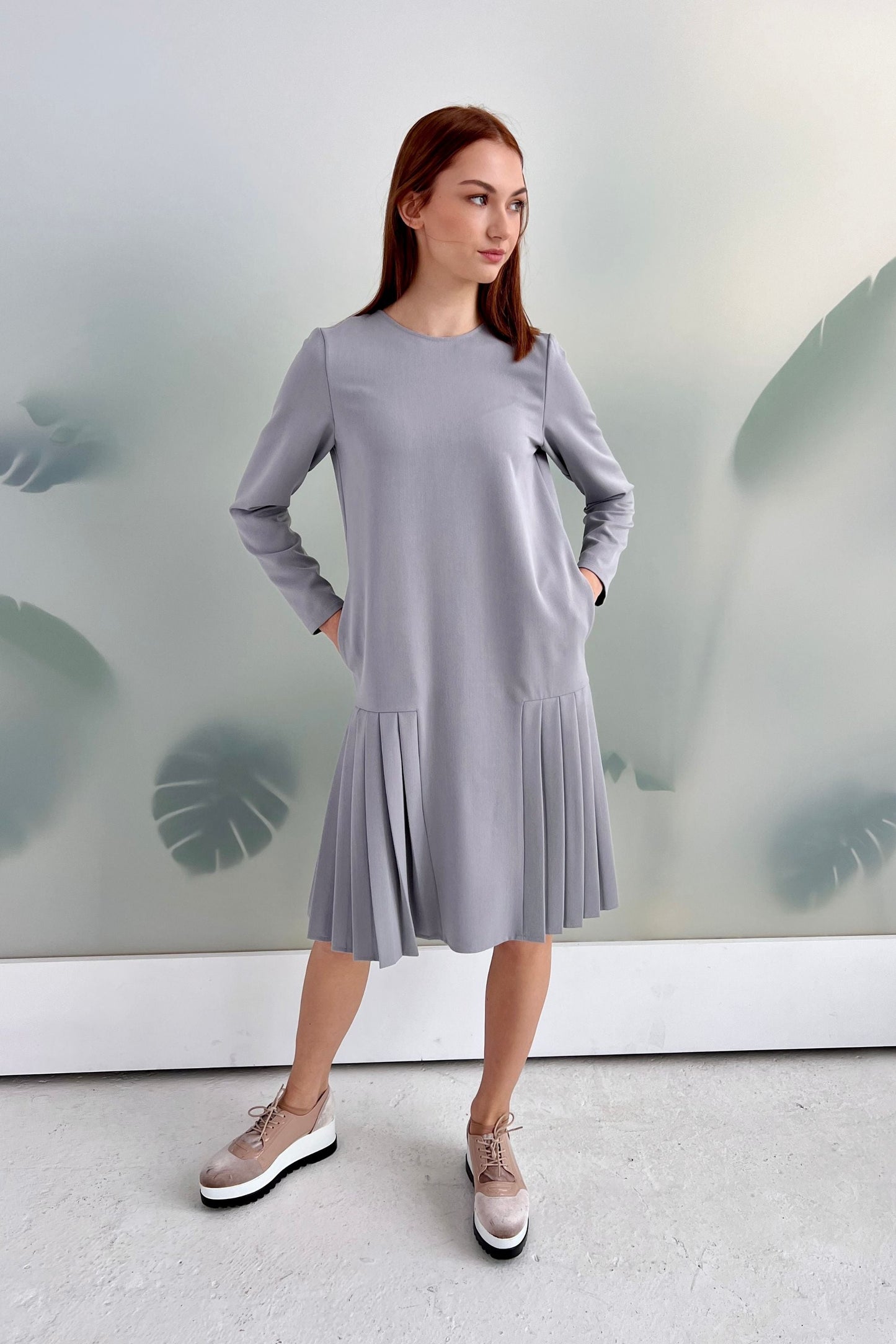 Silbergraues locker sitzendes Kleid mit Falten 