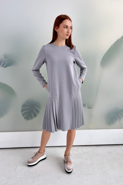Silbergraues locker sitzendes Kleid mit Falten 