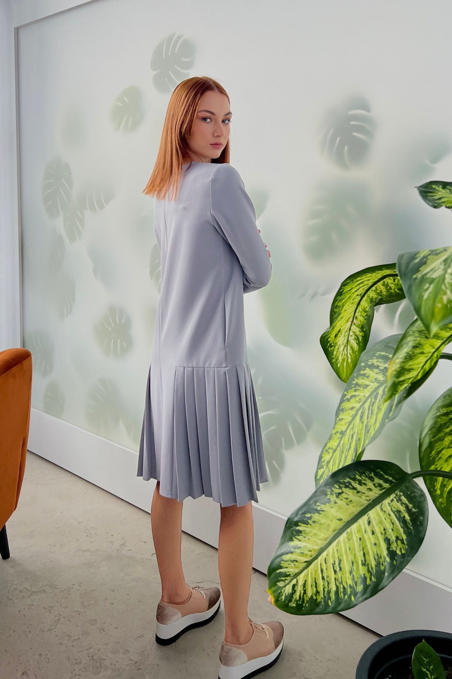 Silbergraues locker sitzendes Kleid mit Falten 