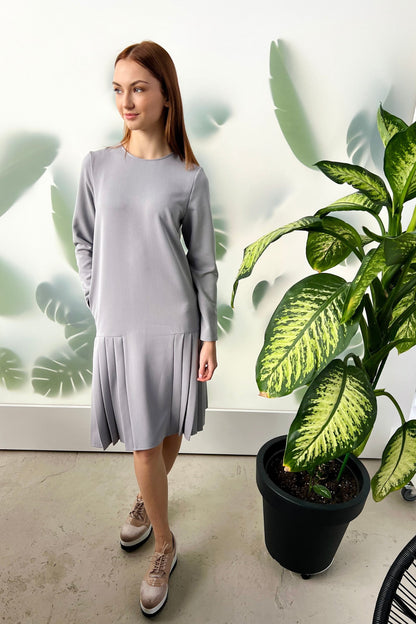 Silbergraues locker sitzendes Kleid mit Falten 