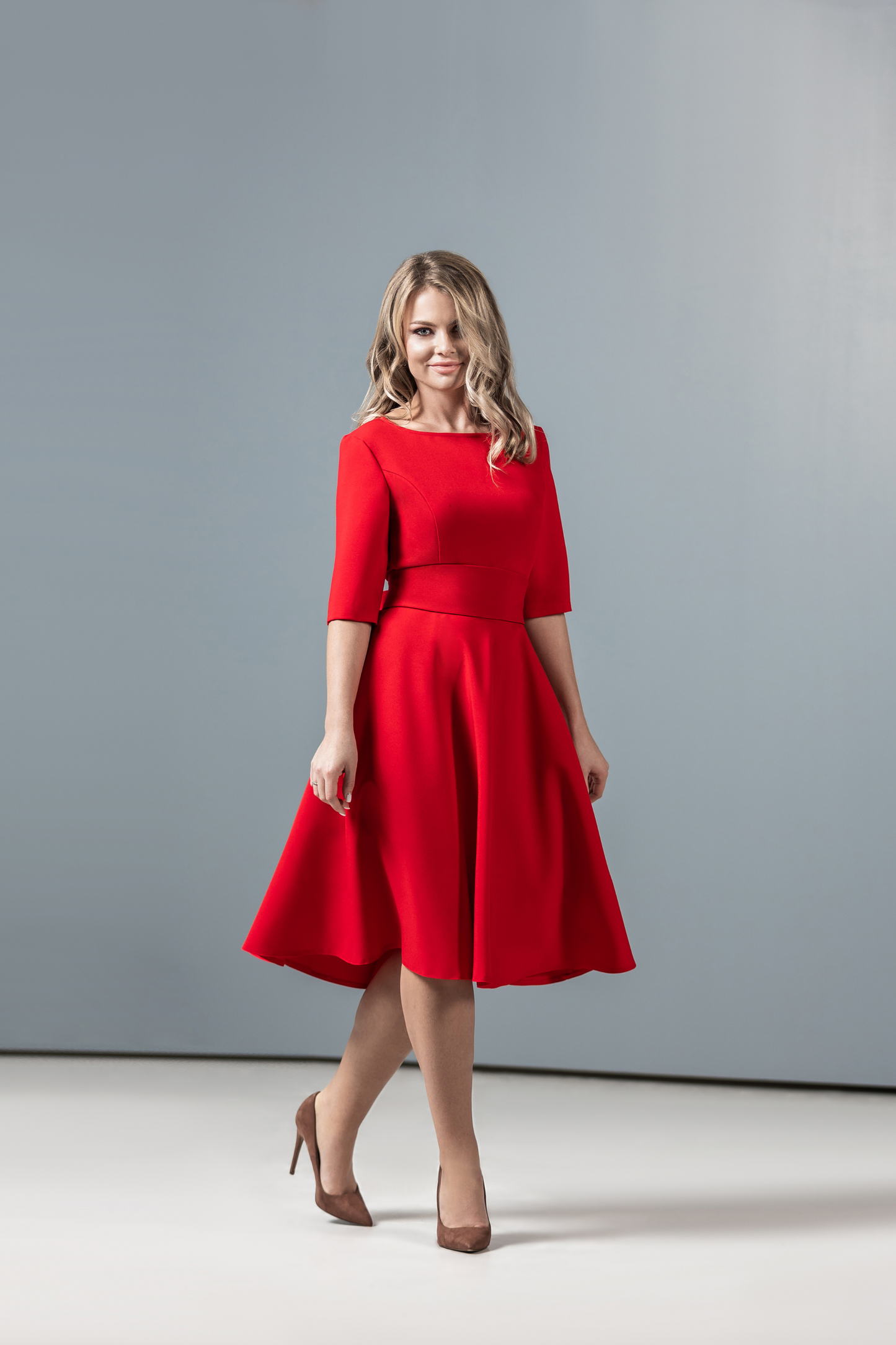 Rotes klassisches Kleid mit Tellerrock