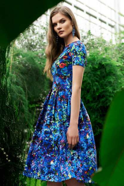 Faltenkleid mit blauem Blaubeerblattdruck