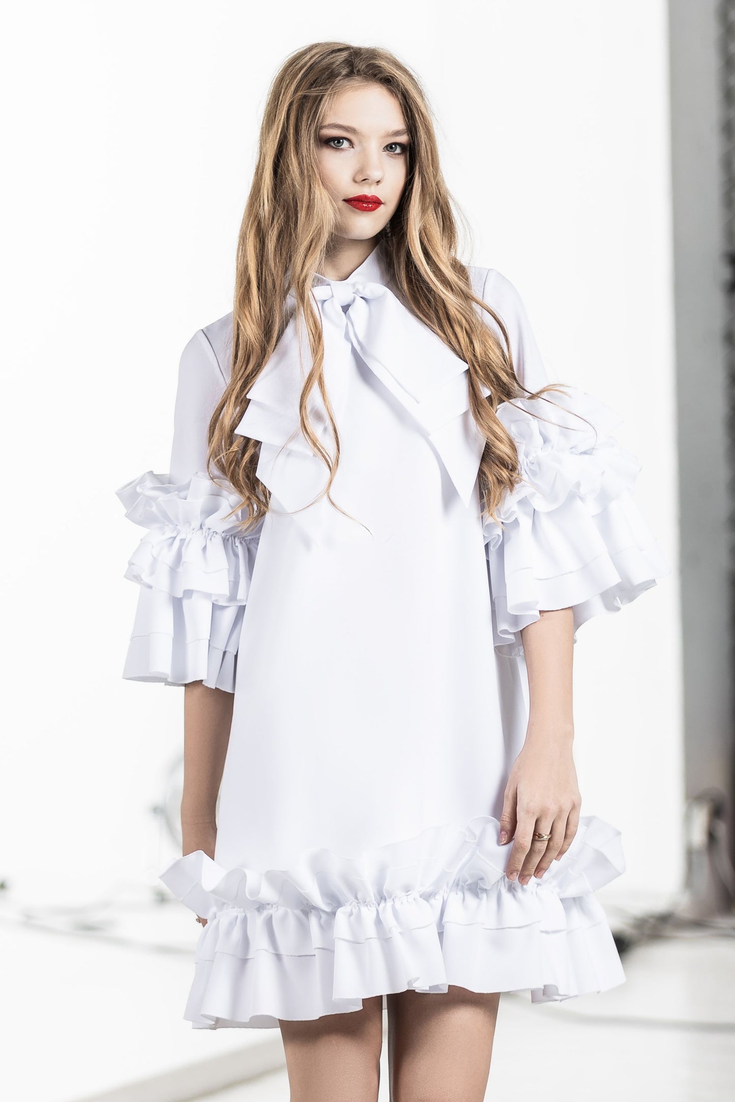 Elegantes weißes Partykleid mit Schleife