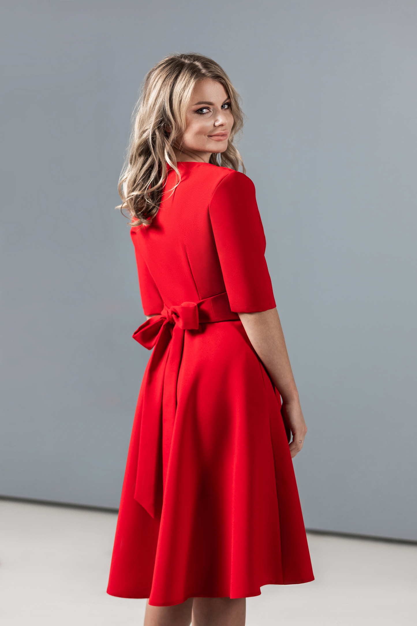 Rotes klassisches Kleid mit Tellerrock