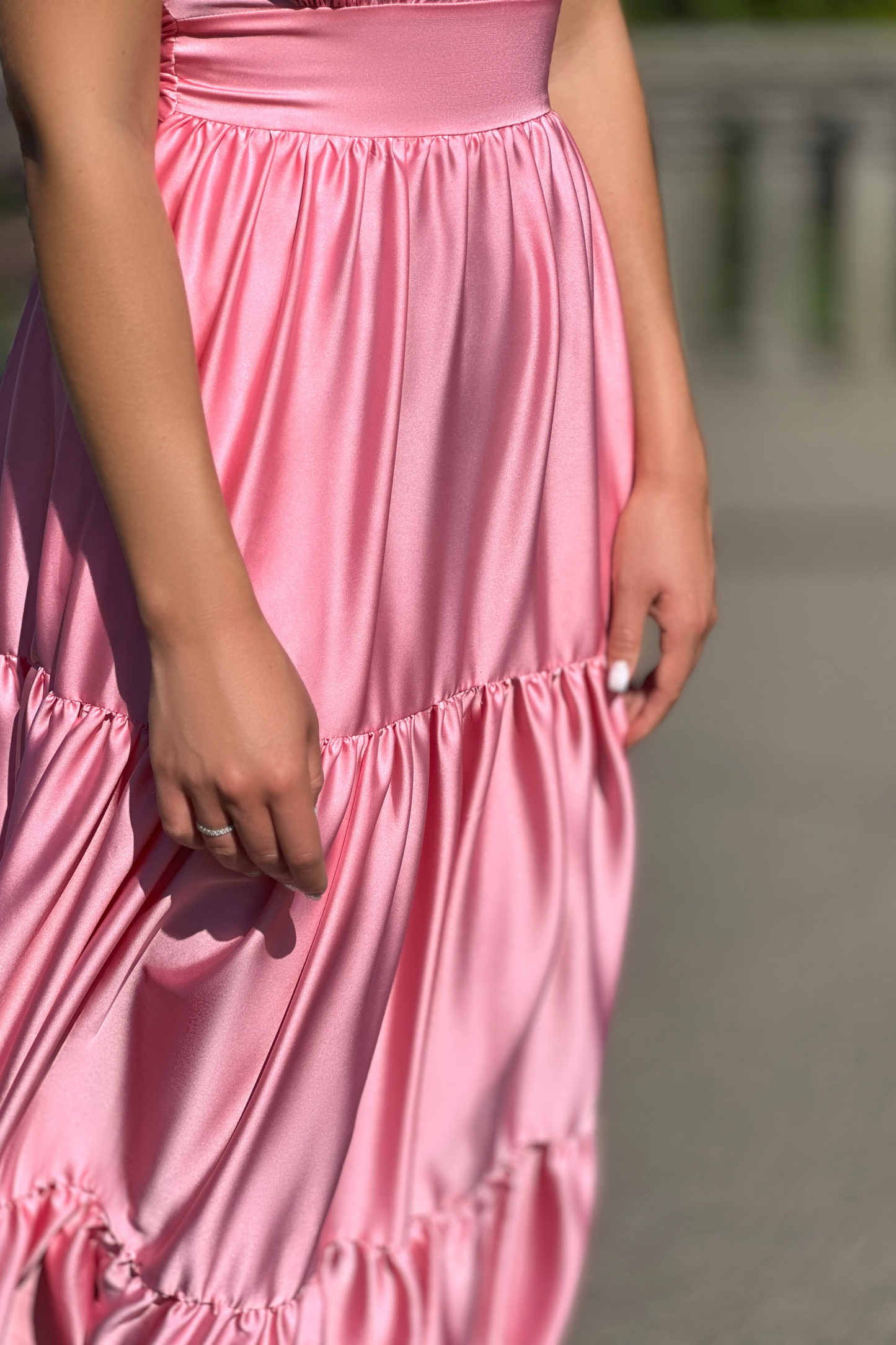 Rožu Rozā svinīga, eleganta gara satīna kleita