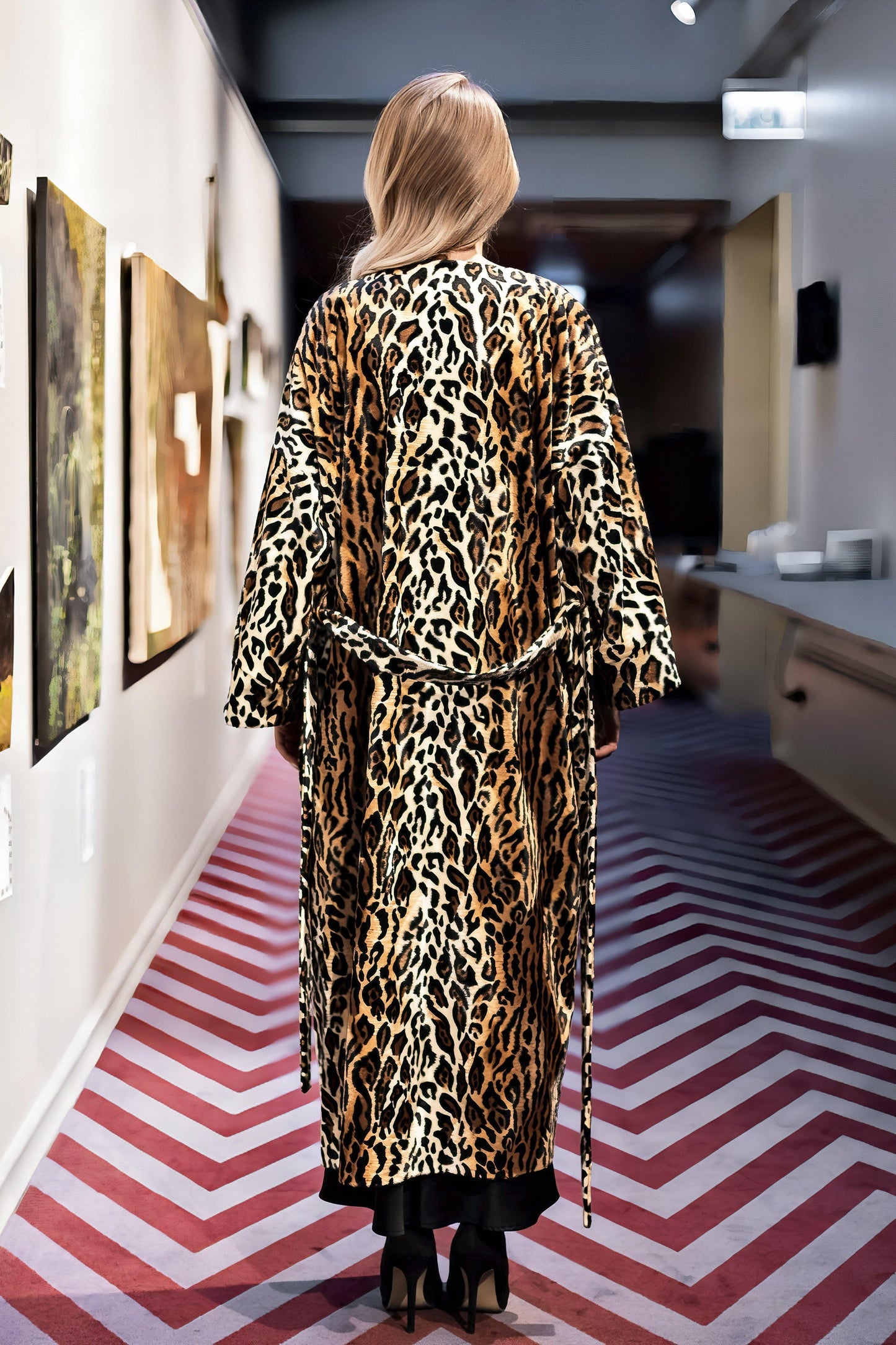Leoparda apdrukas kimono mētelis – viegls mētelis ar satīna oderi, kabatām un jostu