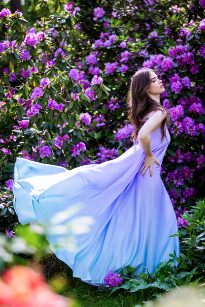 Eleganta maksi kleita ar izgriezumu uz muguras, ar krāsu pāreju no ceriņkrāsas līdz debeszilai