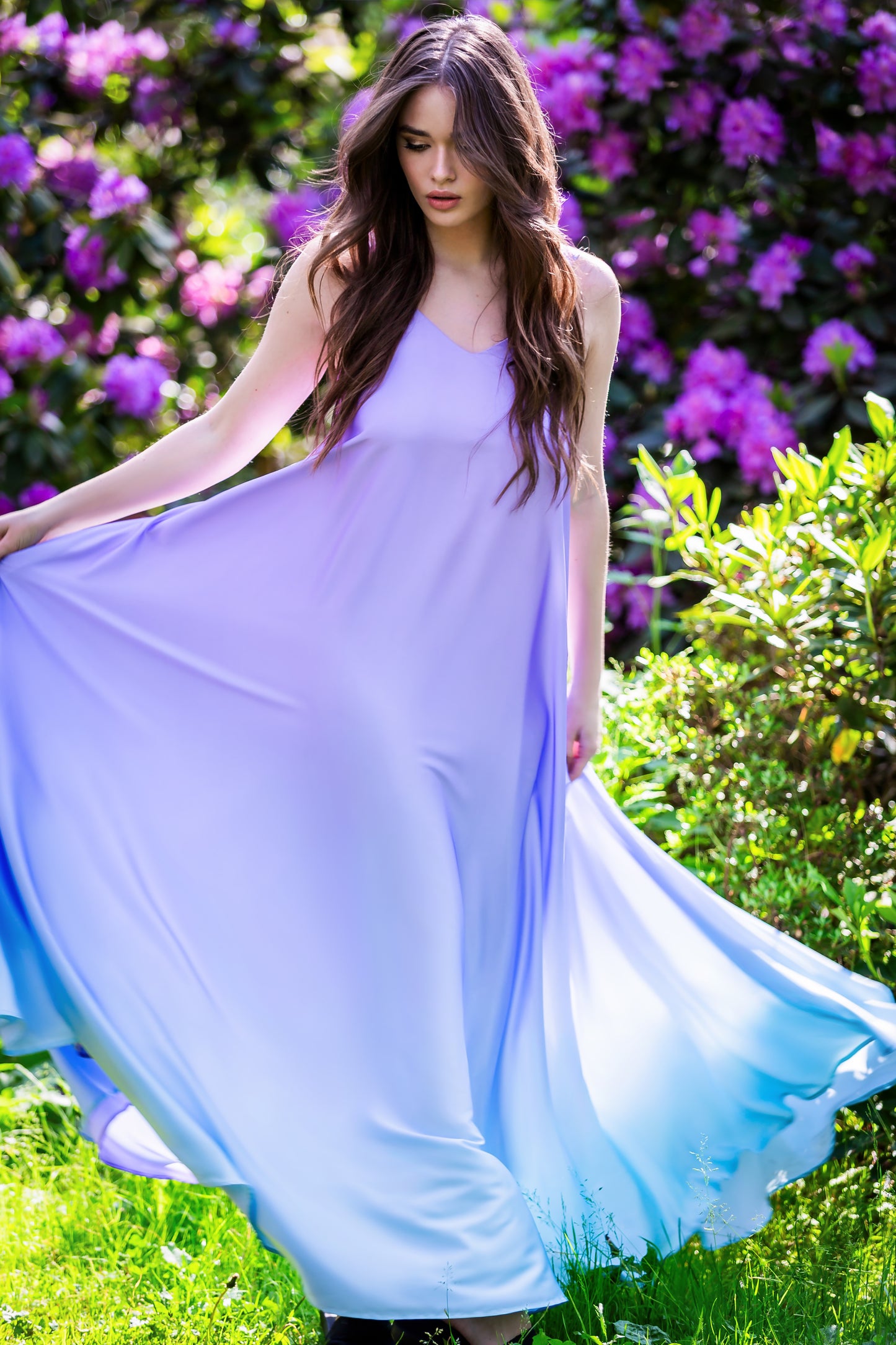 Eleganta maksi kleita ar izgriezumu uz muguras, ar krāsu pāreju no ceriņkrāsas līdz debeszilai