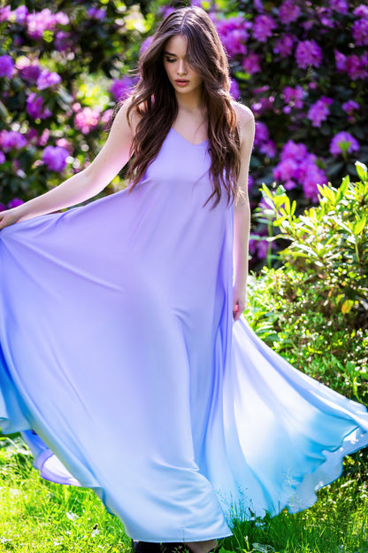 Eleganta maksi kleita ar izgriezumu uz muguras, ar krāsu pāreju no ceriņkrāsas līdz debeszilai