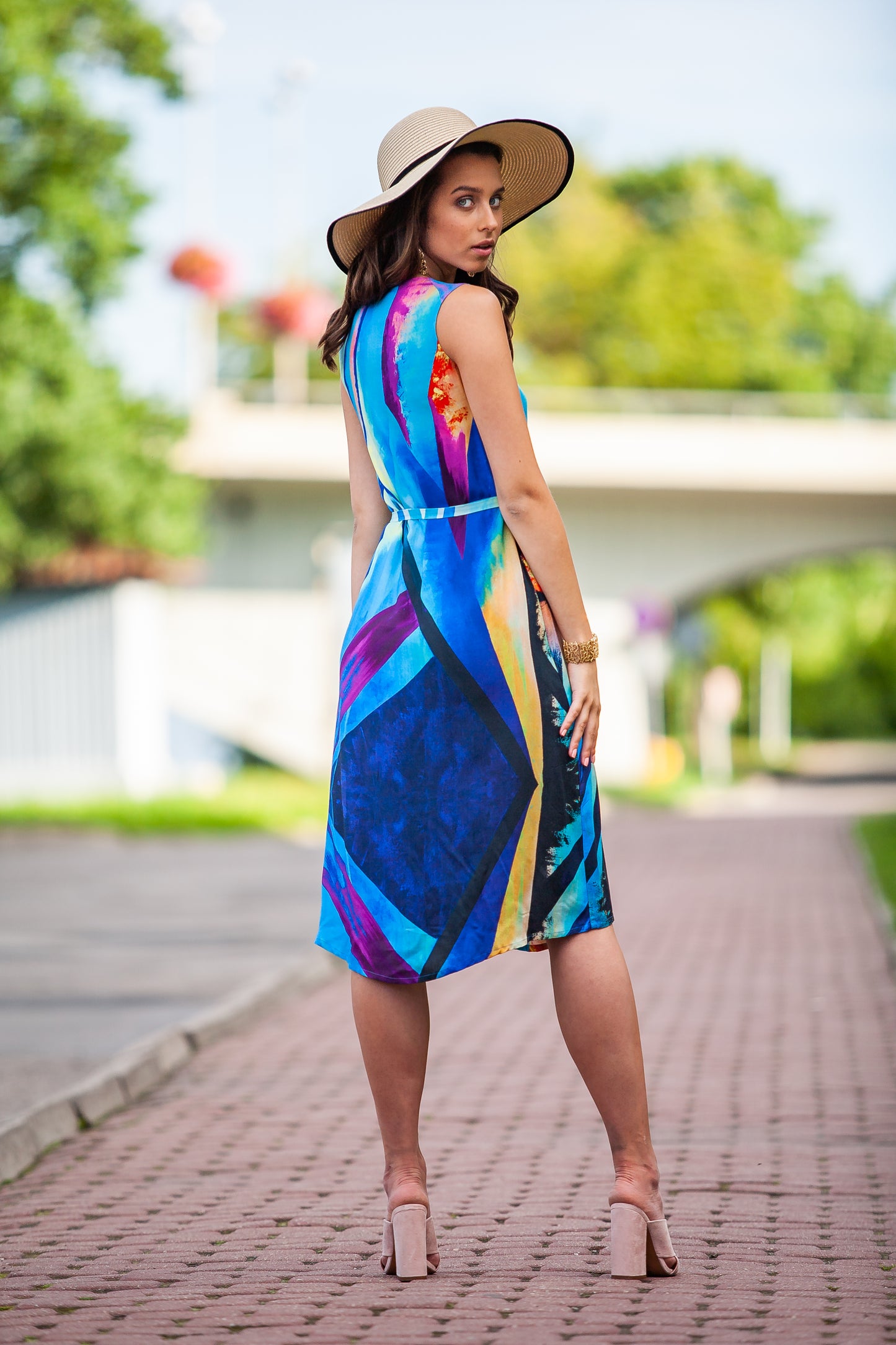 Sleeveless blue print dress