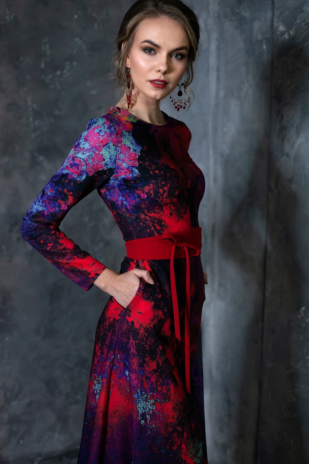 Kleid mit abstraktem rotem Aufdruck 