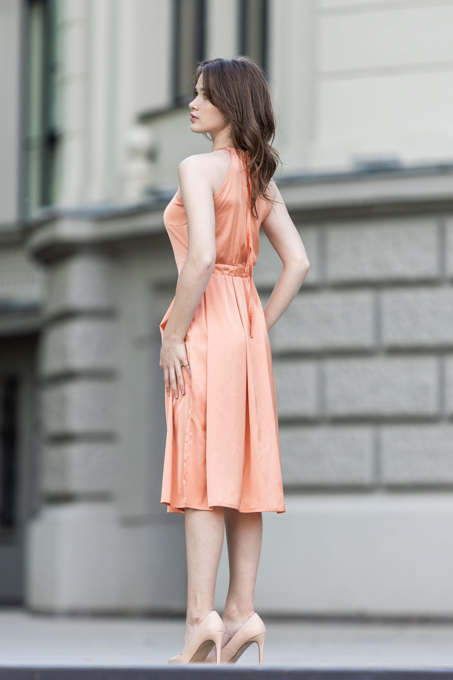 Half-length peach dress around the neck