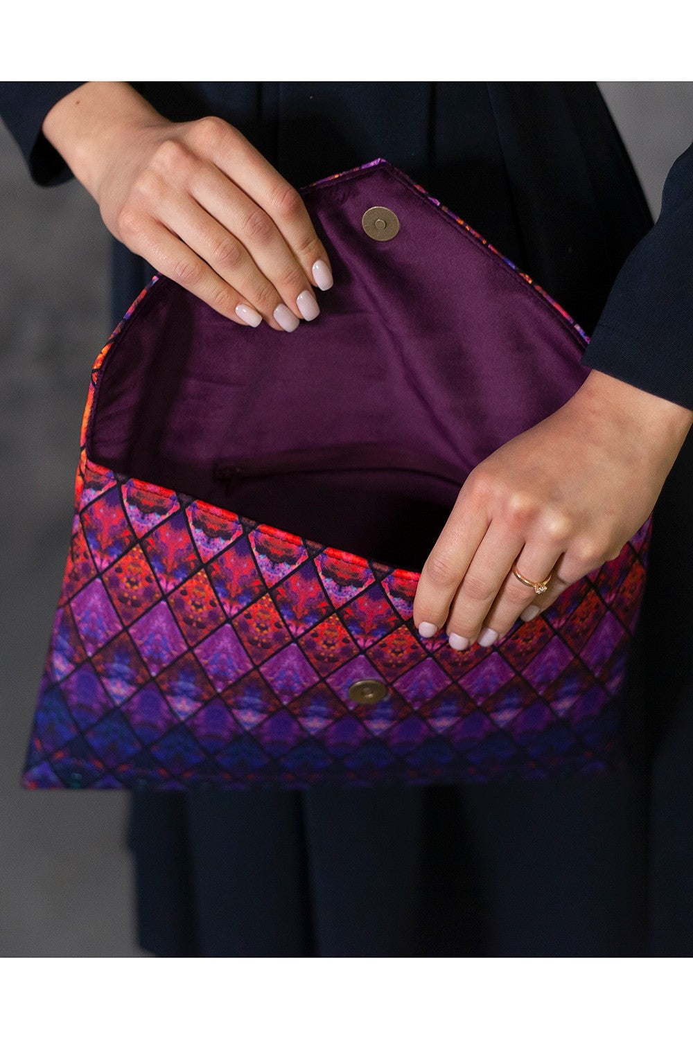Handtasche mit bunten violetten Rauten 