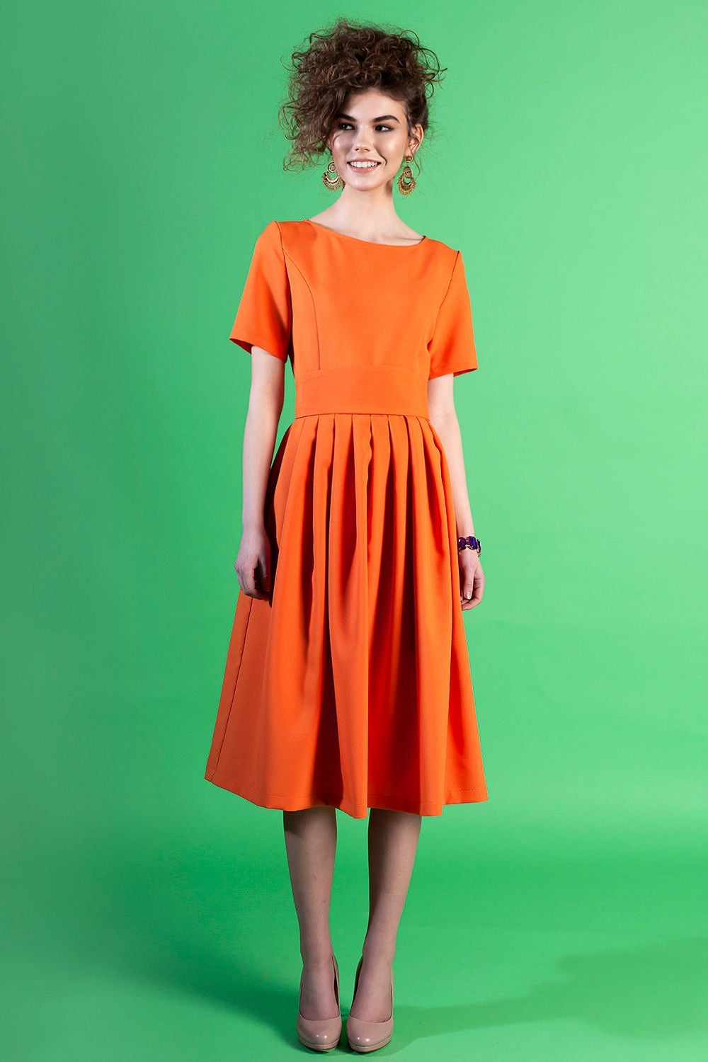 Orangefarbenes Kleid mit Falten 