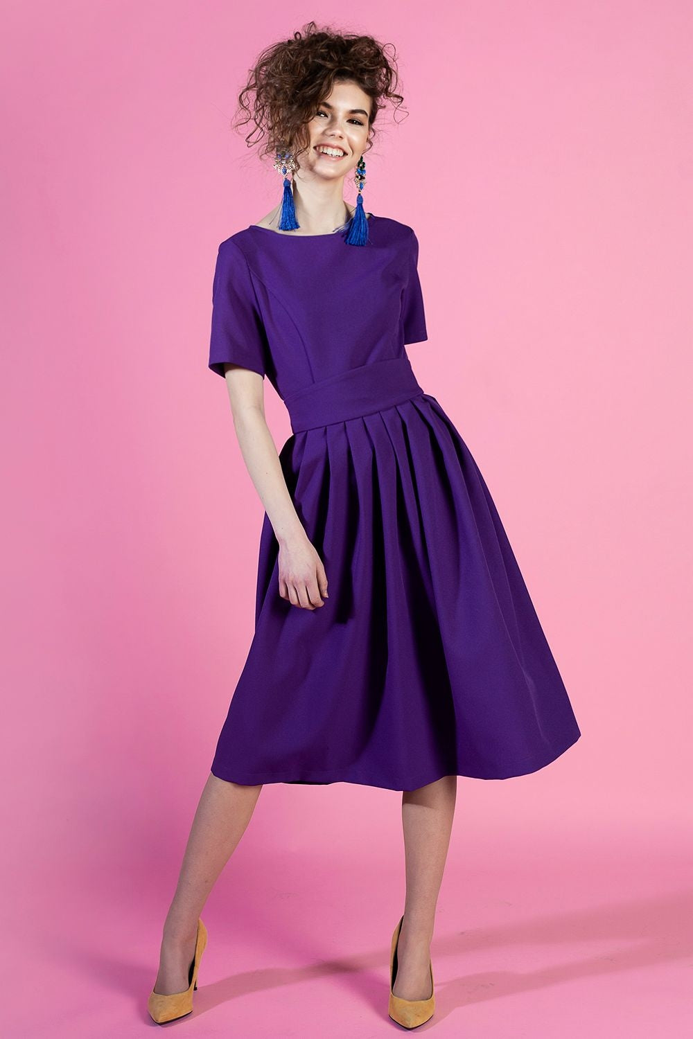 Violeta kleita ar ielocēm