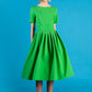 Hellgrünes Kleid mit Falten 