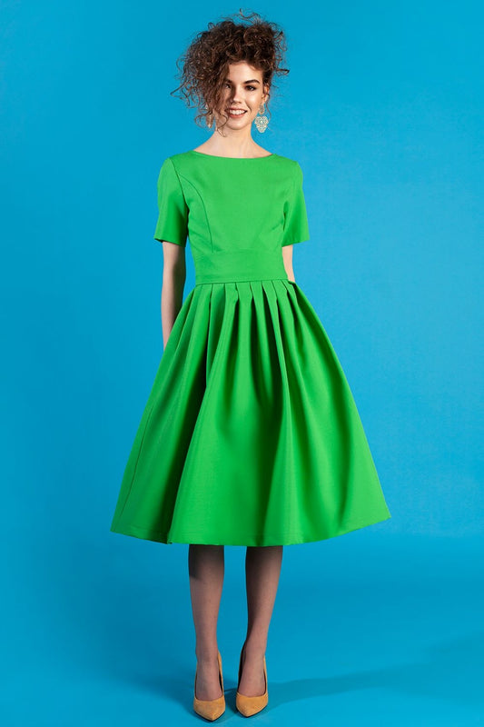 Hellgrünes Kleid mit Falten 