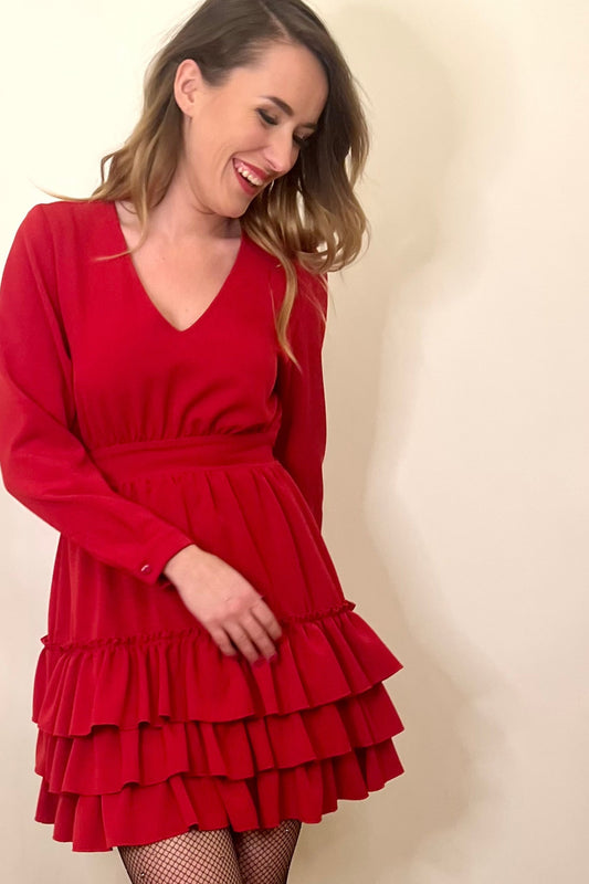 Rotes Kleid mit Rüschen