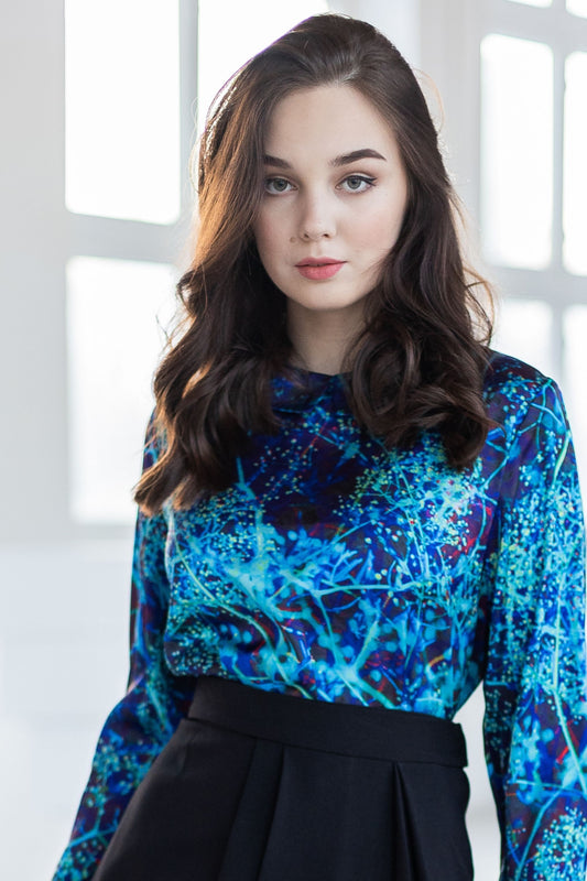 Blouse with a collar with abstract blue flowers