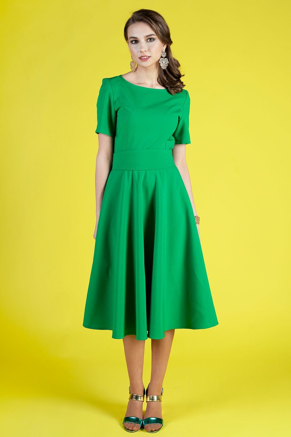Grünes Kleid mit Kreisröcken 