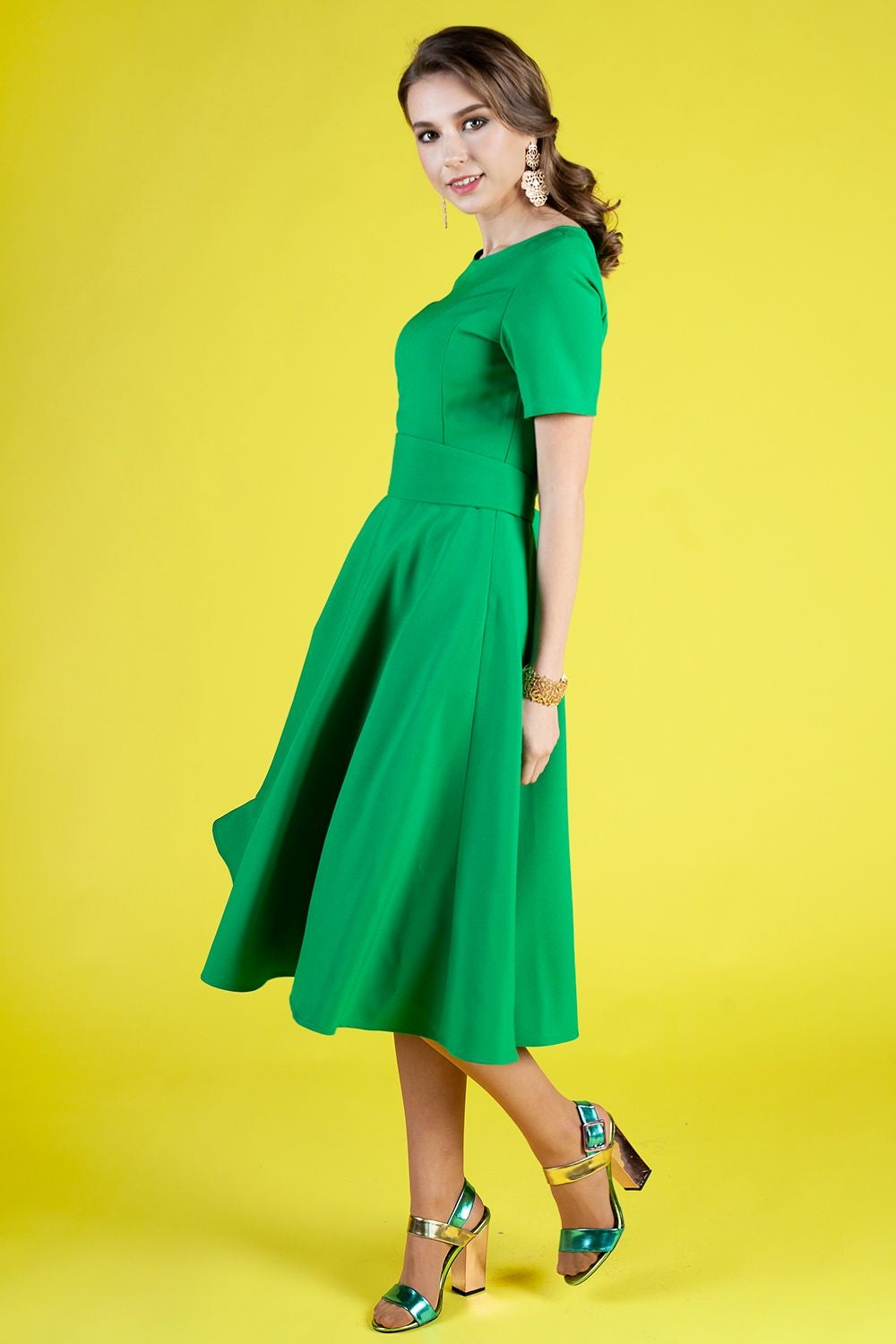 Zaļa kleita ar saulīšsvārkiem