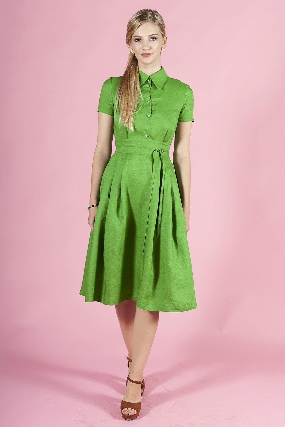 Grünes Kleid mit Knöpfen