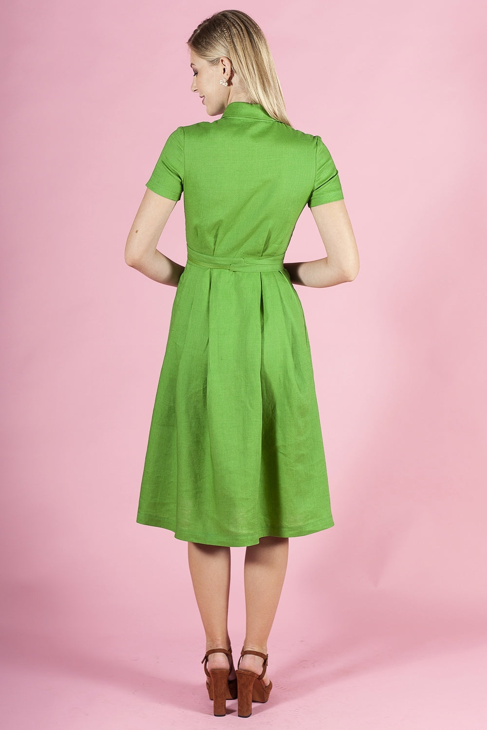 Zaļa kleita ar podziņām