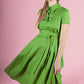 Grünes Kleid mit Knöpfen