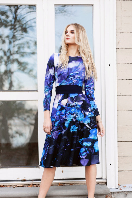 Kleid mit blauem Blumendruck 