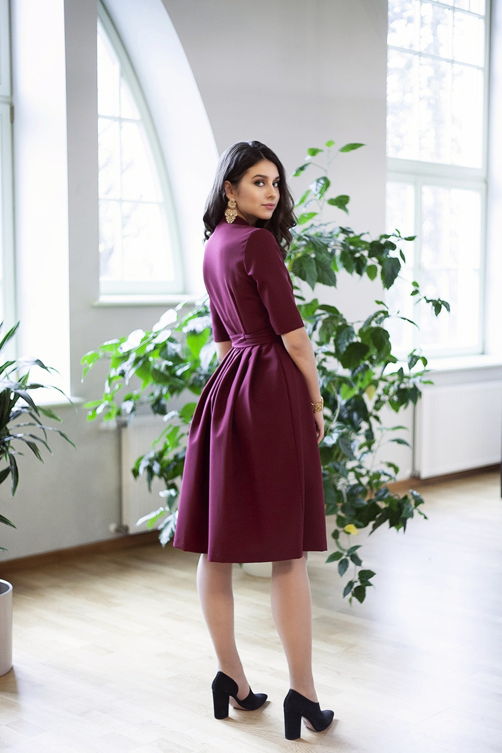 Dark red dress with short sleeves