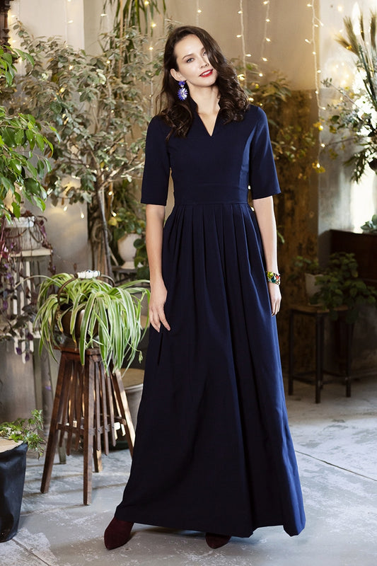 Dunkelblaues Maxikleid mit Falten und abgesetztem Gürtel