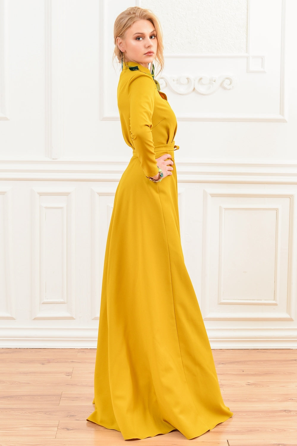 Sinepju dzeltena garā kleita ar stāvapkakli un pogām priekšpusē
