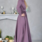 Pelēka violeta garo kleita ar augstu apkakli un pogām priekšpusē