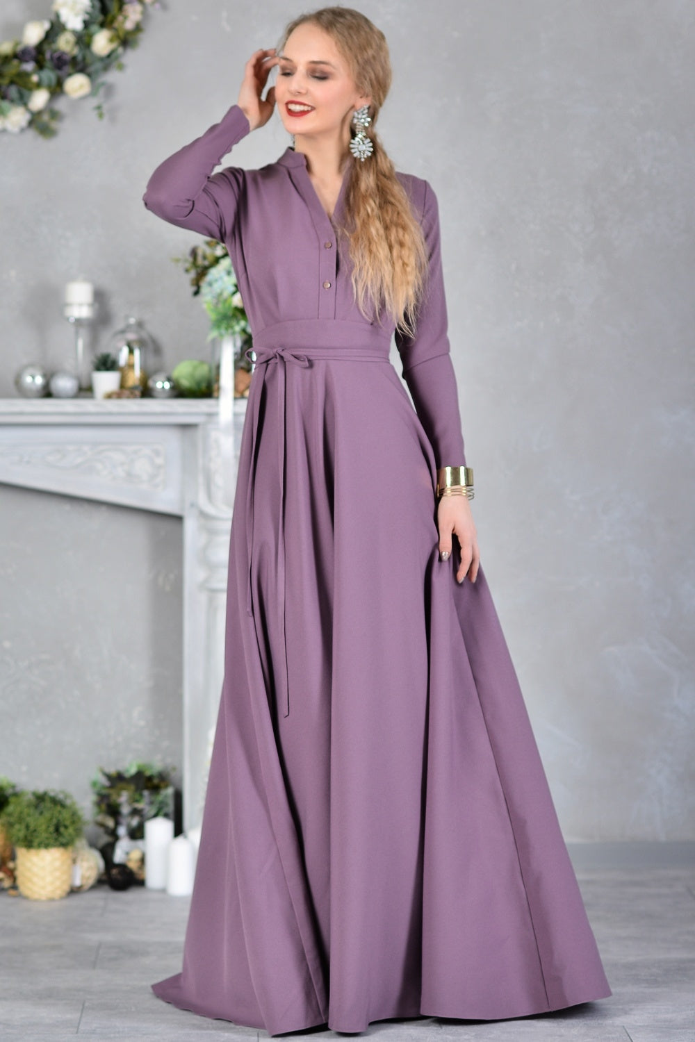 Pelēka violeta garo kleita ar augstu apkakli un pogām priekšpusē