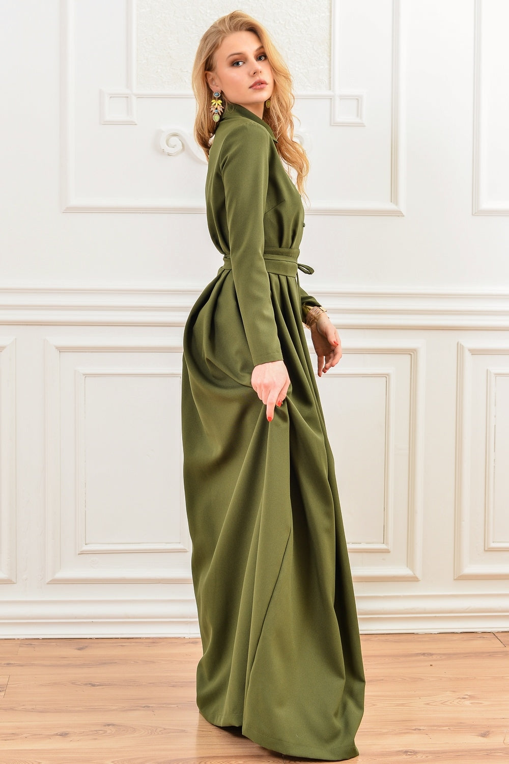 Haki zaļa garo kleita ar pogām priekšpusē
