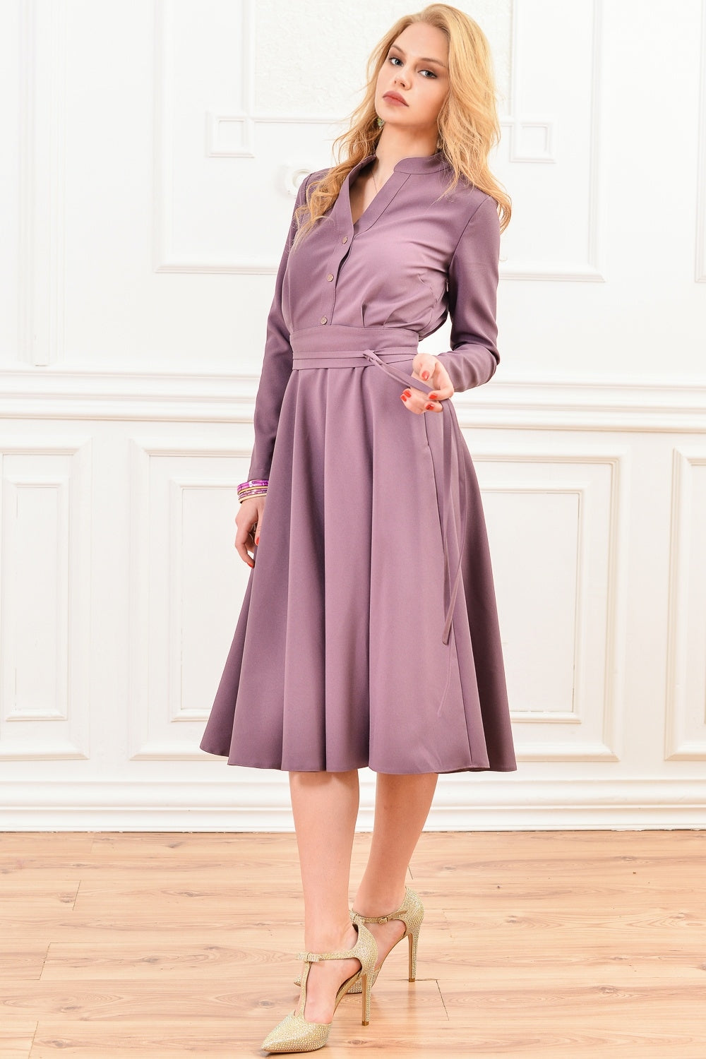 Gaiši violeta kleita ar stāvapkakli un pogām priekšpusē