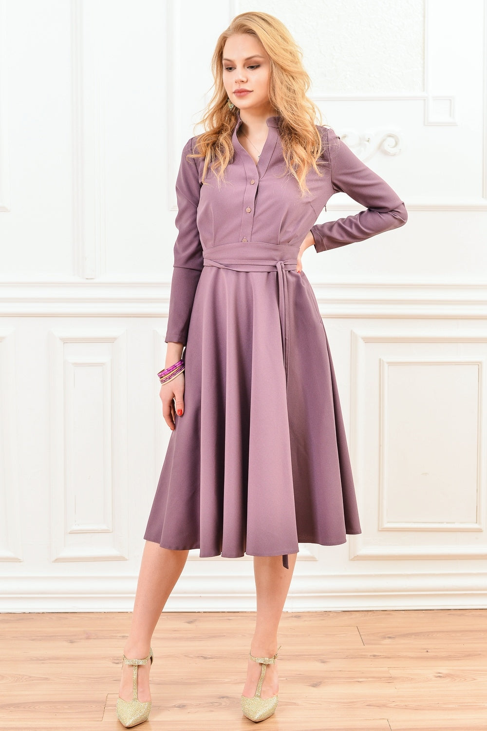 Hellviolettes Kleid mit Stehkragen und Knöpfen vorne 