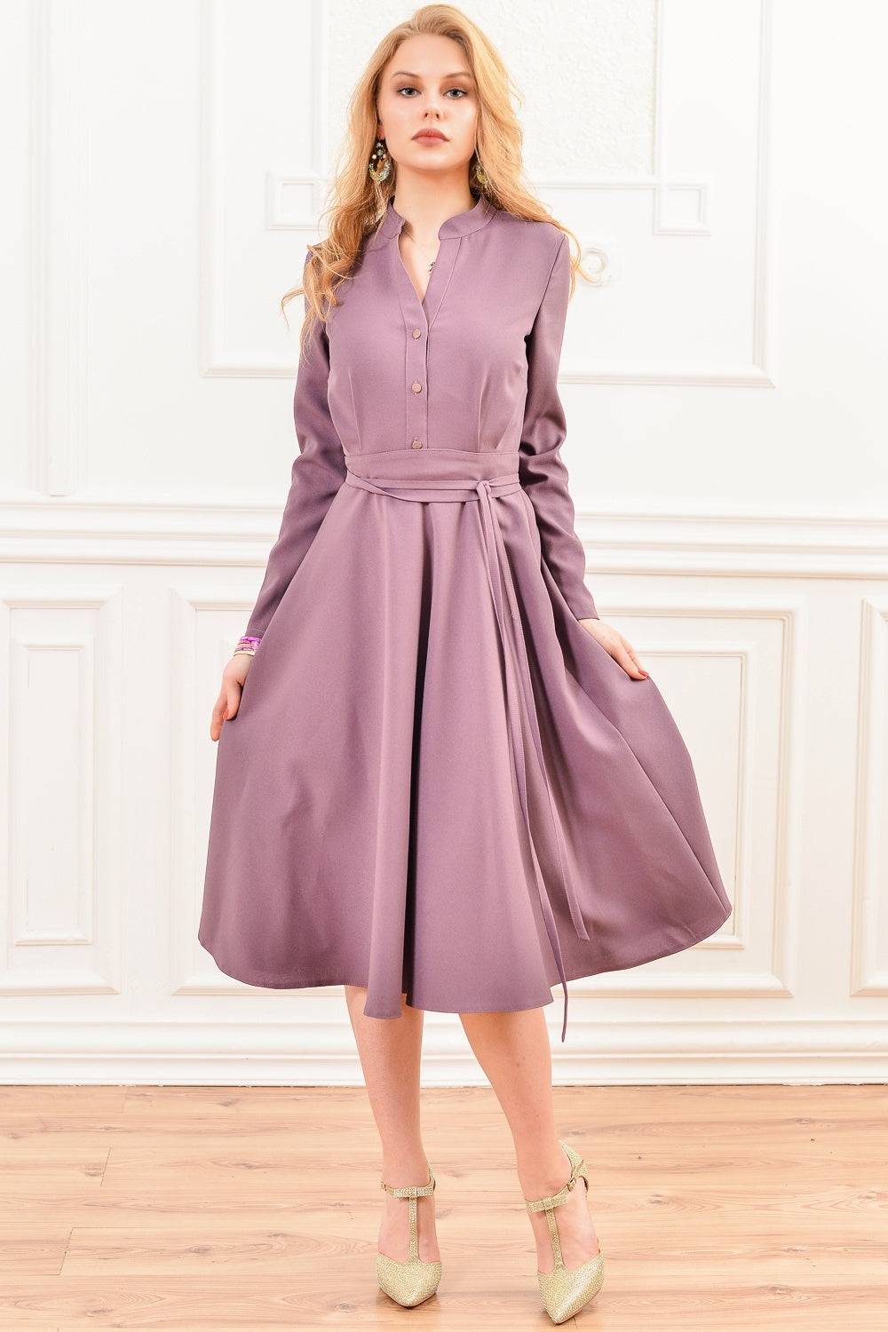 Gaiši violeta kleita ar stāvapkakli un pogām priekšpusē