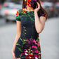 Tumša trikotāžas kleita ar košu ziedu apdruku