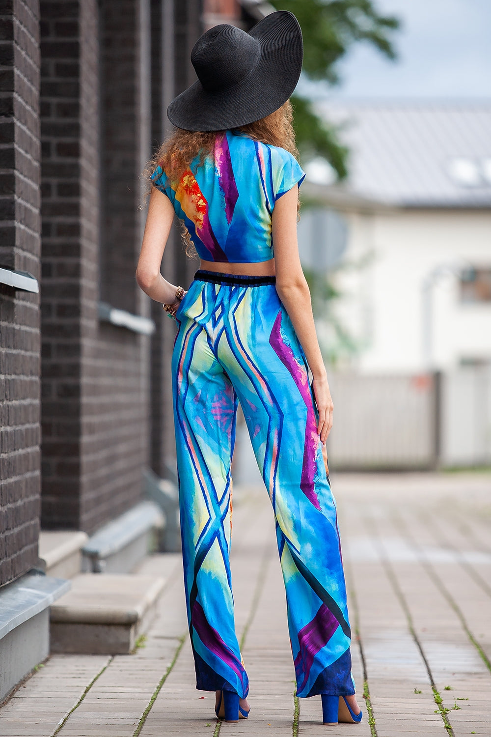 Classic straight pants with abstract print