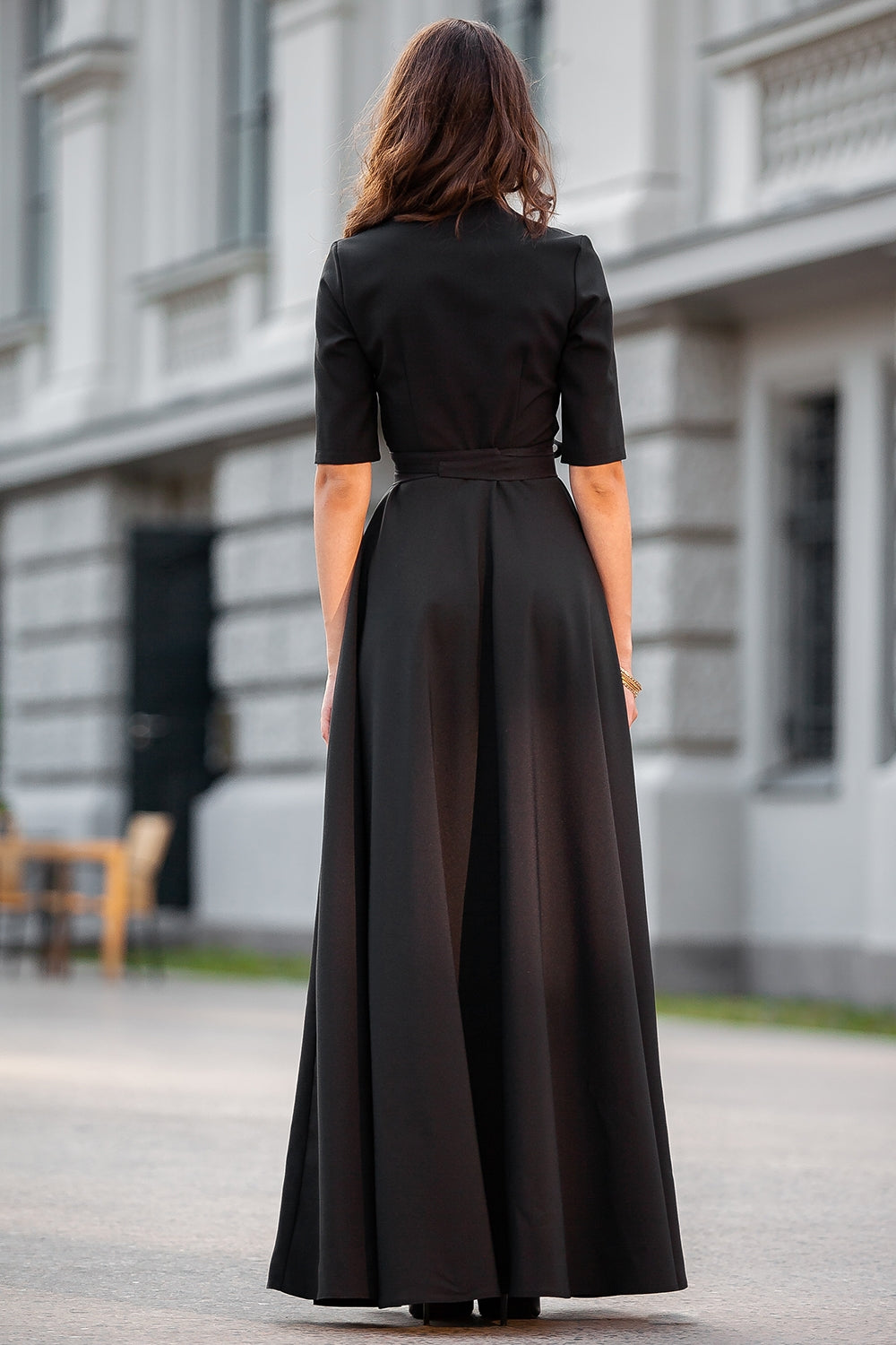 Melna klasiska garā kleita ar saulīšsvārkiem