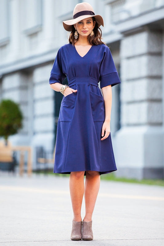 Dunkelviolettes Midikleid mit Gürtel und Seitentaschen 