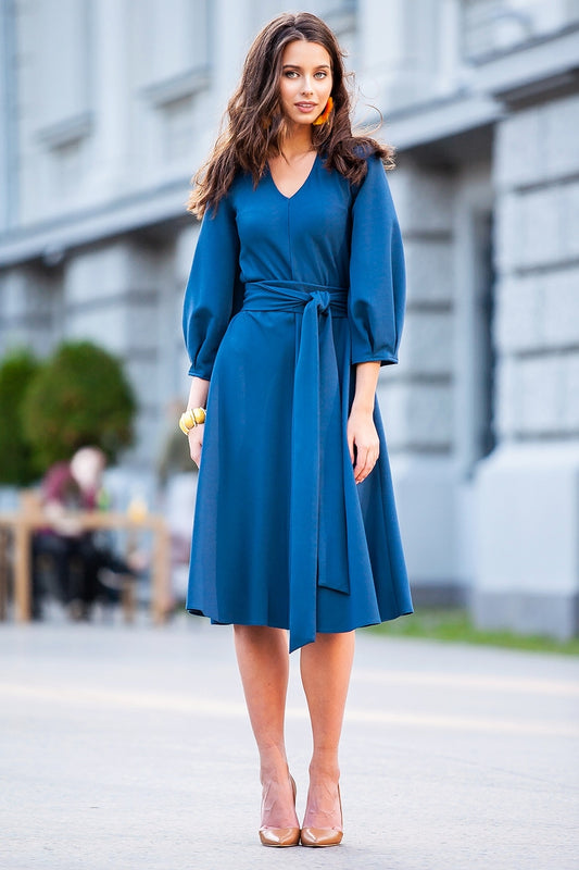 Blaues Kleid mit lockerer Passform und separatem Gürtel 