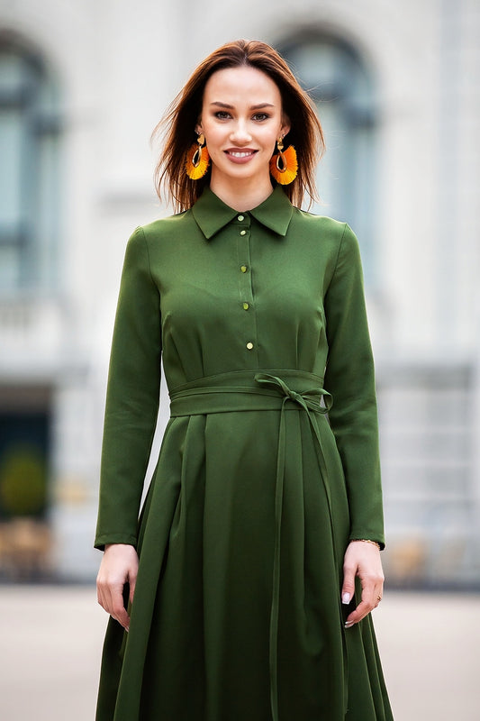 Zaļa kleita ar apkakli un pogām priekšpusē