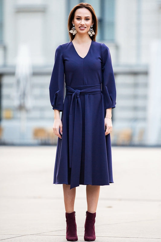 Lila Kleid mit lockerer Passform und separatem Gürtel 