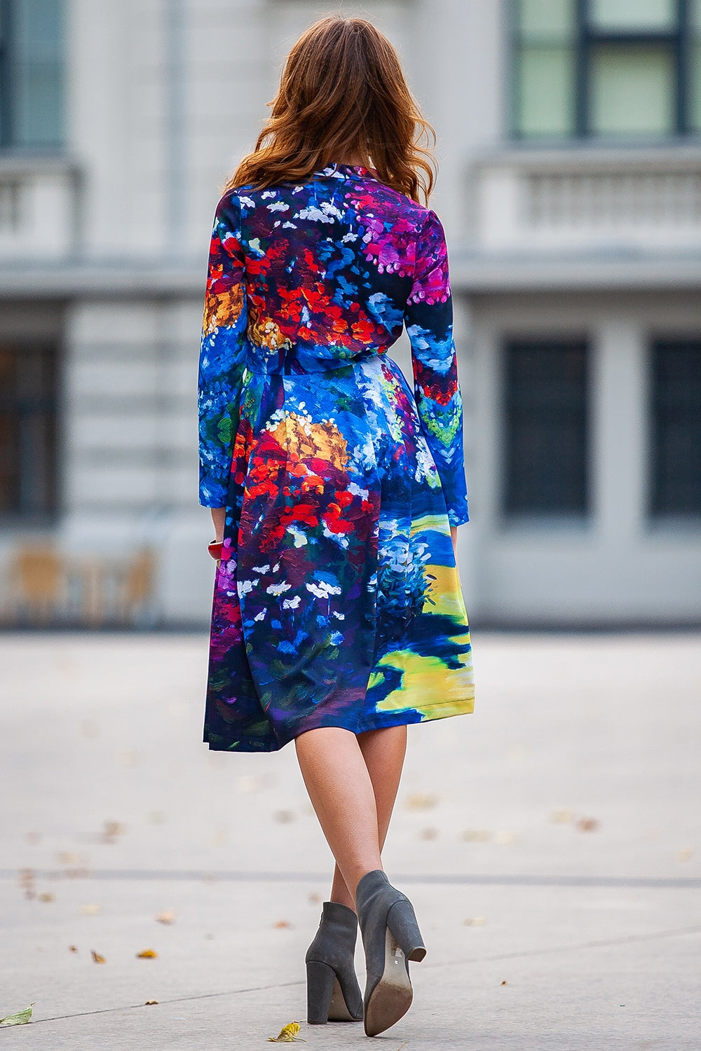 Midi kleita ar krāsainiem abstraktiem ziediem