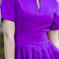 Violeta kleita ar ielocēm. Zelta krāsas detaļa kakla izgriezumā