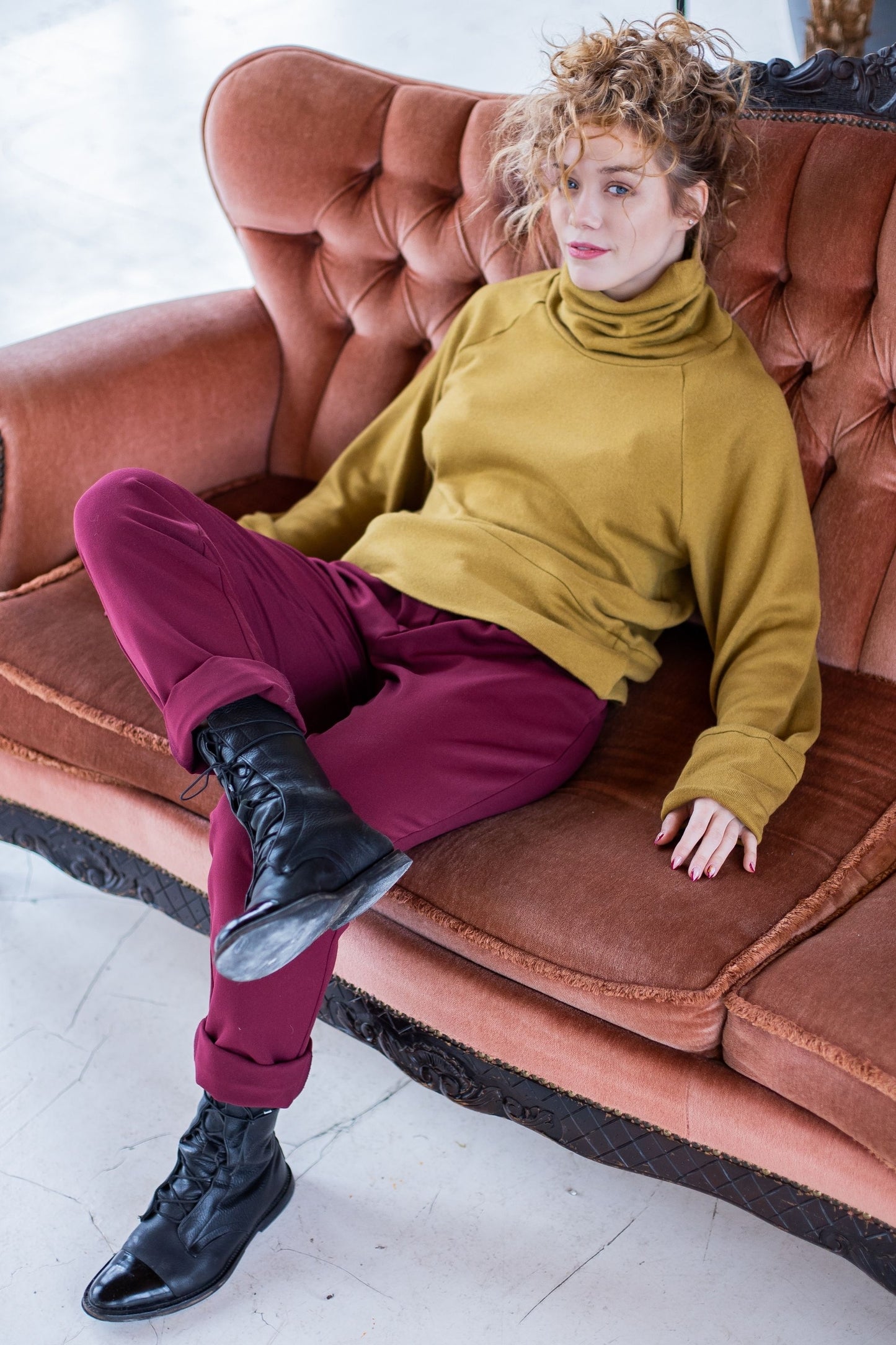 Comfortable casual pants in burgundy color