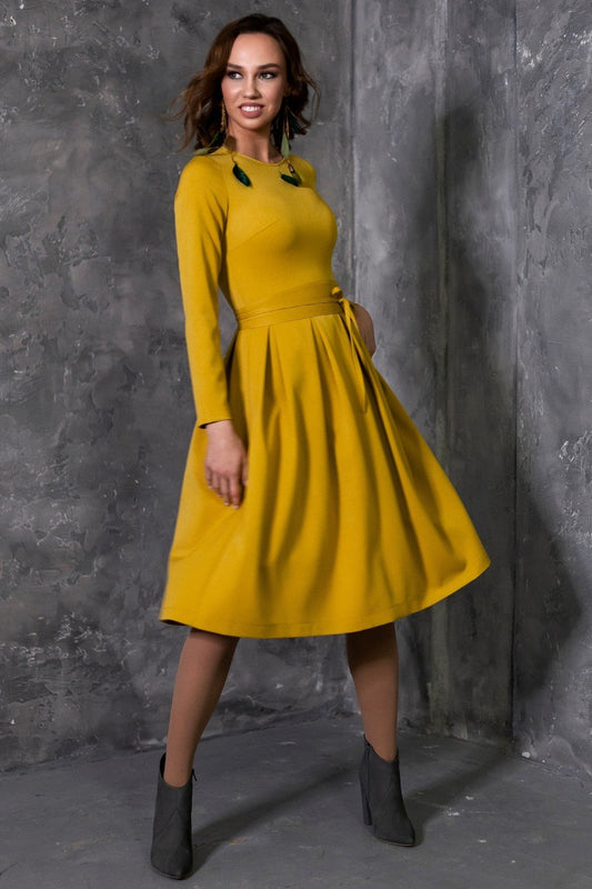 Senfgelbes Kleid mit Seitentaschen 